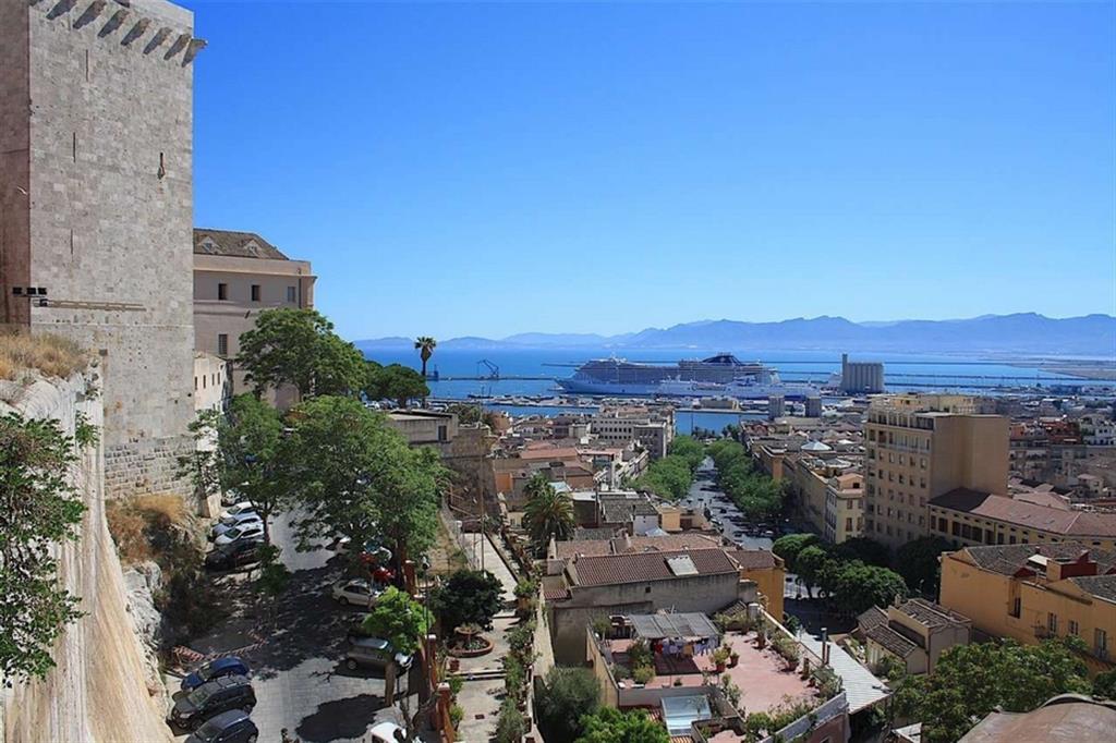 Il porto di Cagliari dall'alto. Anche il turismo è crollato e la Sardegna stenta a rialzarsi