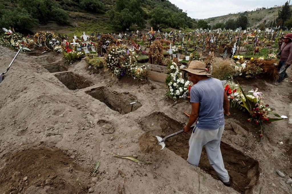 Un uomo scava una tomba a Chalco in Messico