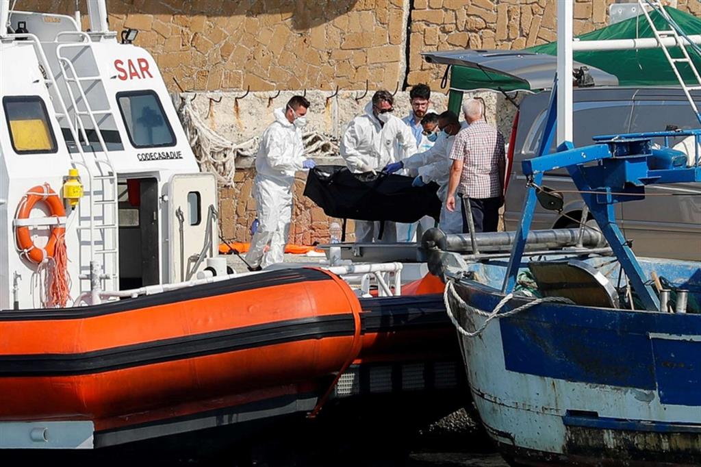 Il recupero di una delle tre vittime al porto di Crotone
