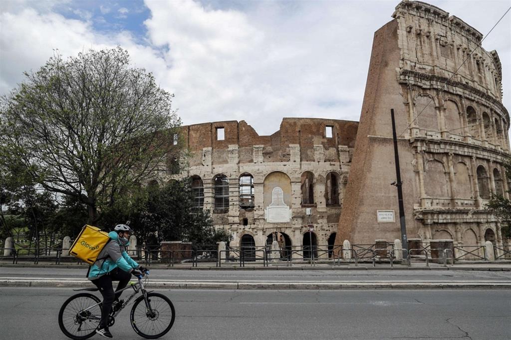 Soltanto un rider sfreccia a pochi metri dal Colosseo