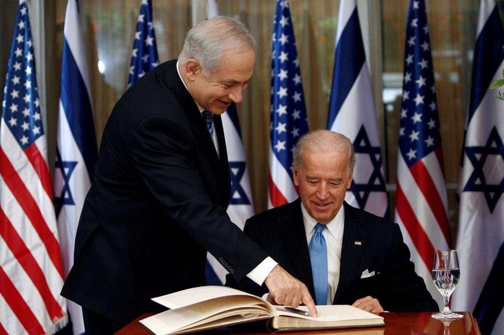 Il premier israeliano Benjamin Netanyahu, in piedi, con l'allora vicepresidente Usa Joe Biden a Gerusalemme. Era il 9 marzo 2010. Ora dovranno incontrarsi di nuovo, ma lo scenario è cambiato