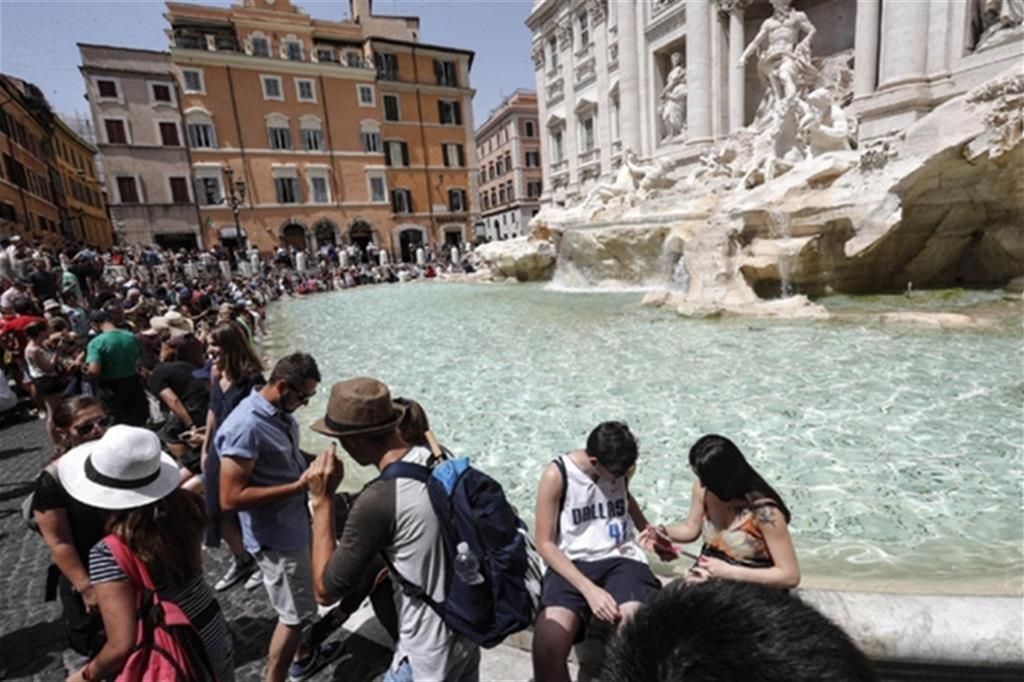 Si riattendono i turisti alla Fontana di Trevi