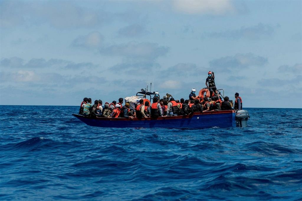 Un barcone di migranti in difficoltà, in una foto d'archivio