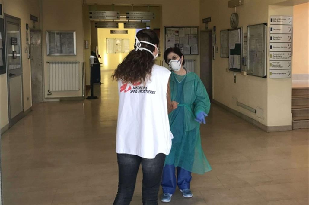 Carlotta, infermiera di Medici senza frontiere, all'ospedale di Codogno in sostegno agli operatori sanitari locali che devono fronteggiare l'epidemia di coronavirus