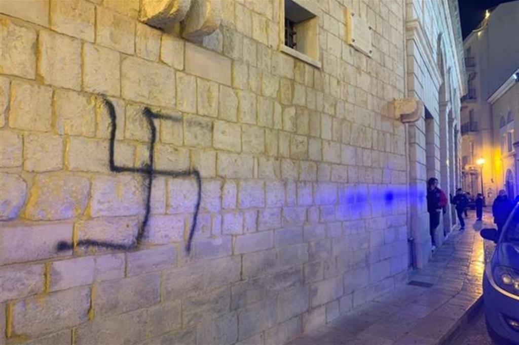 Un altro episodio di stampo antisemita ha scosso la comunità di Andria: una svastica è stata tracciata sul torrione medievale del campanile della Cattedrale