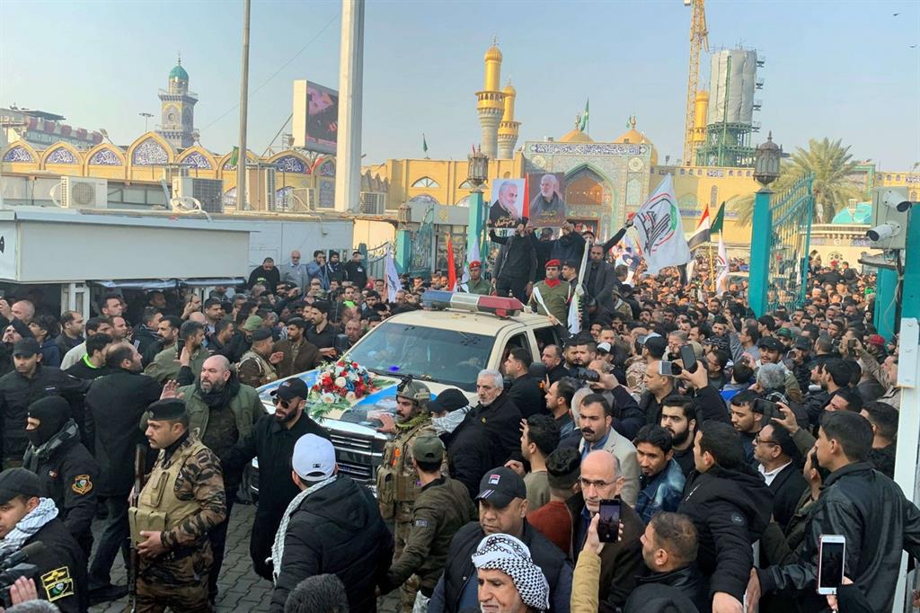 Migliaia di iracheni al corteo funebre del generale iraniano Soleimani, ucciso da un drone Usa a Baghdad