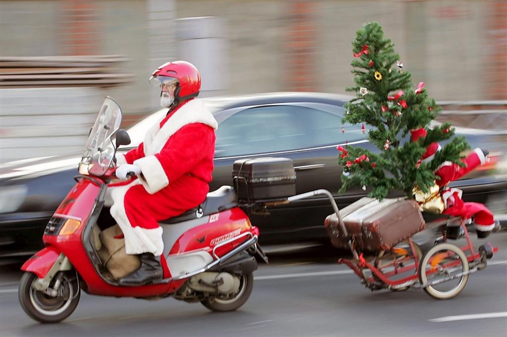 Un simpatico Babbo Natale sfreccia per le strade di Berlino in una foto d'archivio