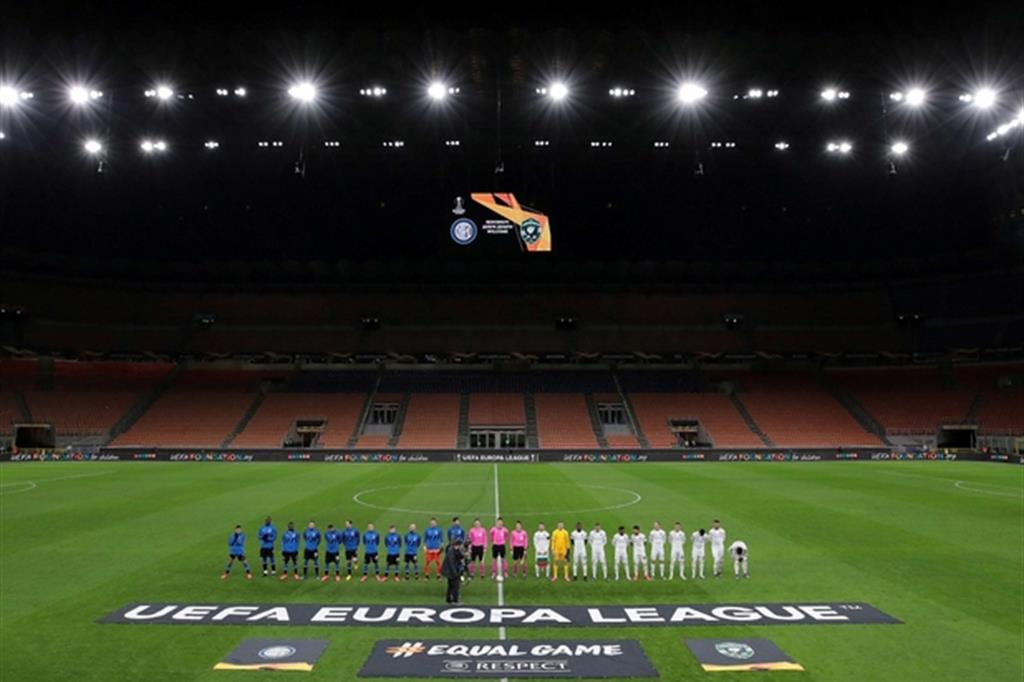 Coronavirus e sport. Inter e Ludogorets schierate in campo per l'Europa League nello stadio di San Siro vuoto il 27 febbraio 2018. Poi è stato deciso lo stop anche ad alcuen partite in Serie A, tra le polemiche e i sospetti