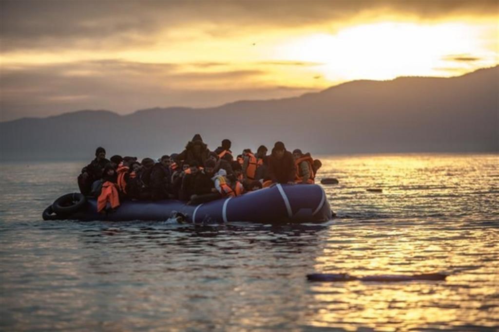 Un'imbarcazione in difficoltà davanti all'isola di Lesbo, in Grecia, nell'aprile 2016