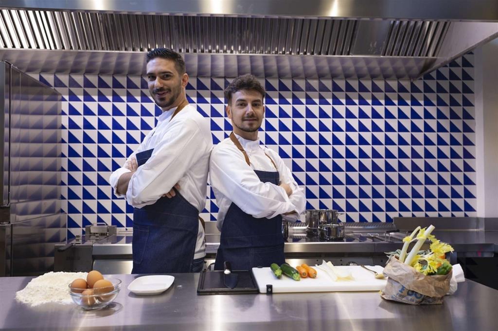 I due giovani chef Erik e Fabio, nati e cresciuti al Corvetto, ora al servizio della loro comunità con la «Cucina di Quartiere» di piazzale Ferrara avviata nell’ambito del progetto «Made in Corvetto»