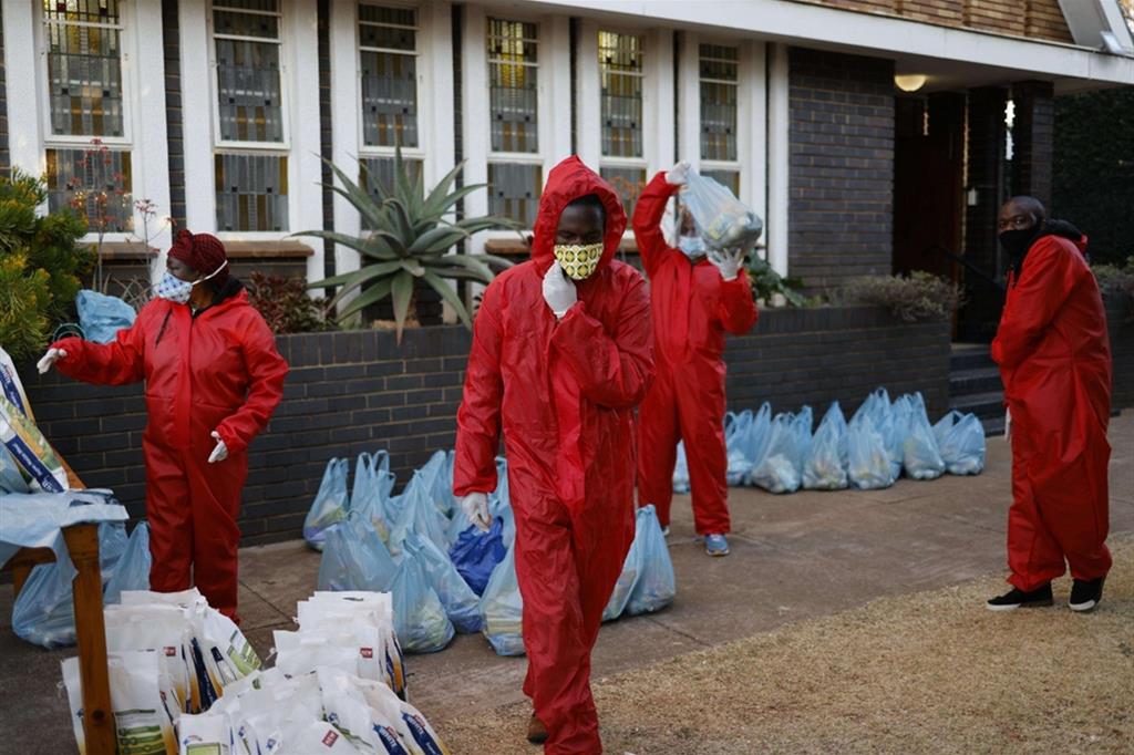 Volontari cristiani organizzano la distribuzione di cibo a Johannesburg, Sudafrica, per i poveri bloccati in casa dalla pandemia