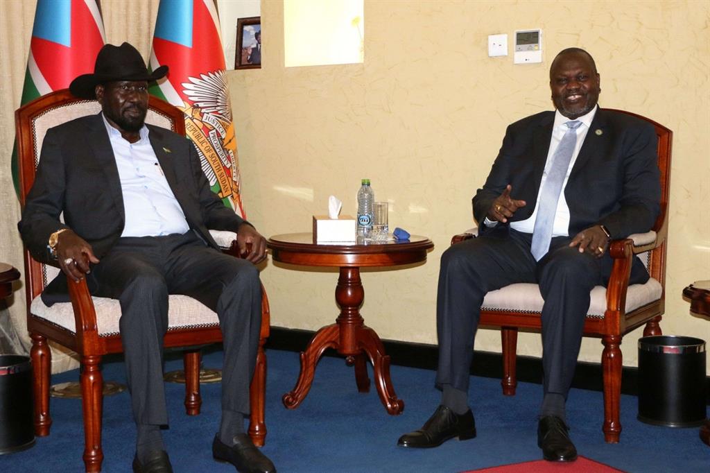 Il presidente del Sud Sudan Salva Kiir (a sinistra) con il suo ex vice Riek Machar dopo l'incontro di stamane a Juba