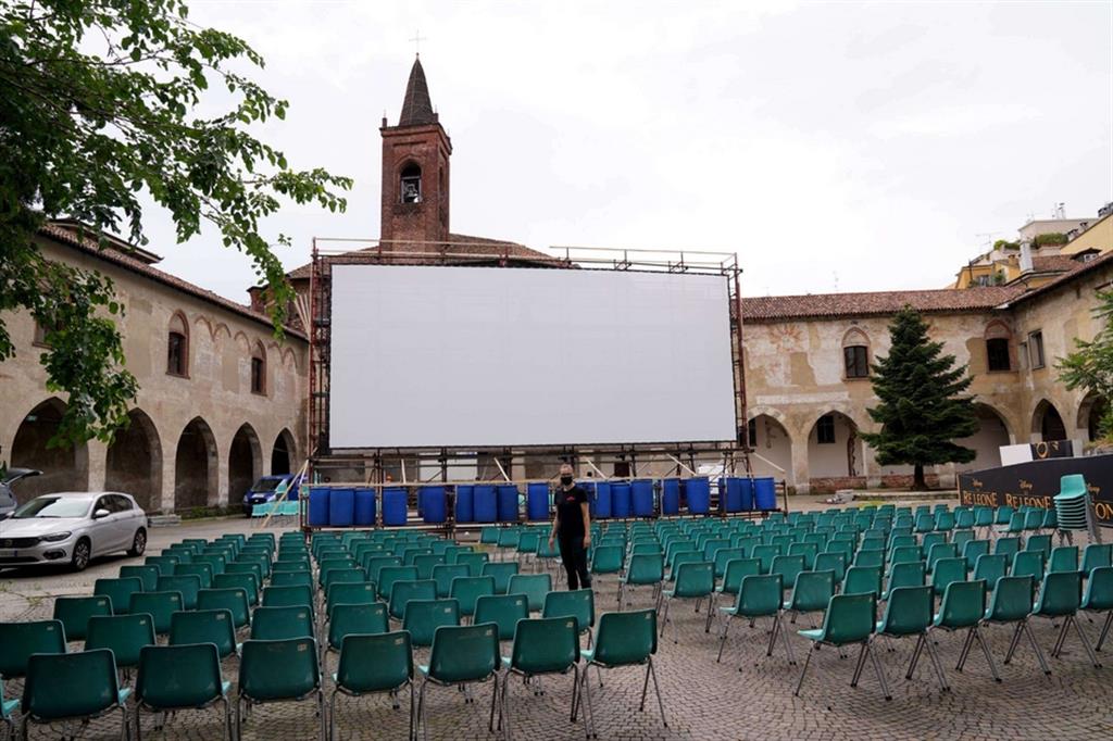 A Milano si lavora apreparativi per la riapertura del cinema Arianteo, all'aperto nel cortile del Chiostro dell'Incoronata