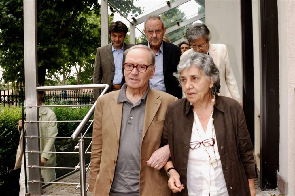 Ennio Morricone con la moglie Maria in una foto del 2007
