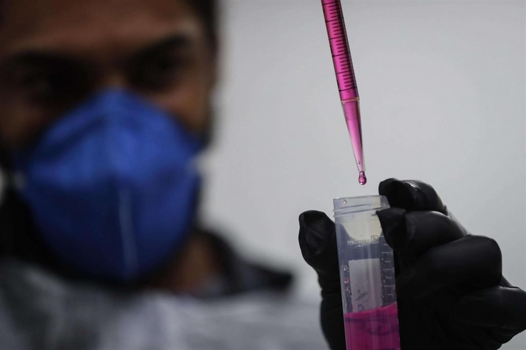 Scienziati in laboratorio a san Paolo, in Brasile, sperimentano per una cura dell'HIV
