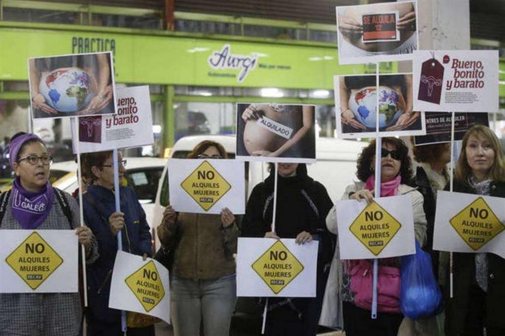 Donne protestano in Spagna contro la pratica dell'utero in affitto
