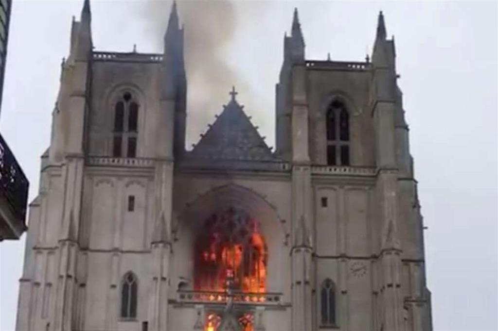 Le fiamme divampano all'interno della Cattedrale di Nantes