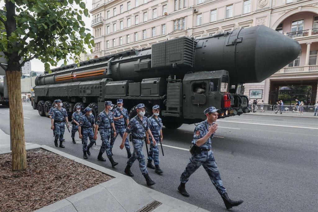 Missile con testata nucleare viene fatto sfilare nella piazza Rossa di Mosca