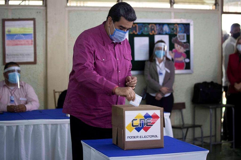 Il presidente Nicolás Maduro al seggio a Caracas