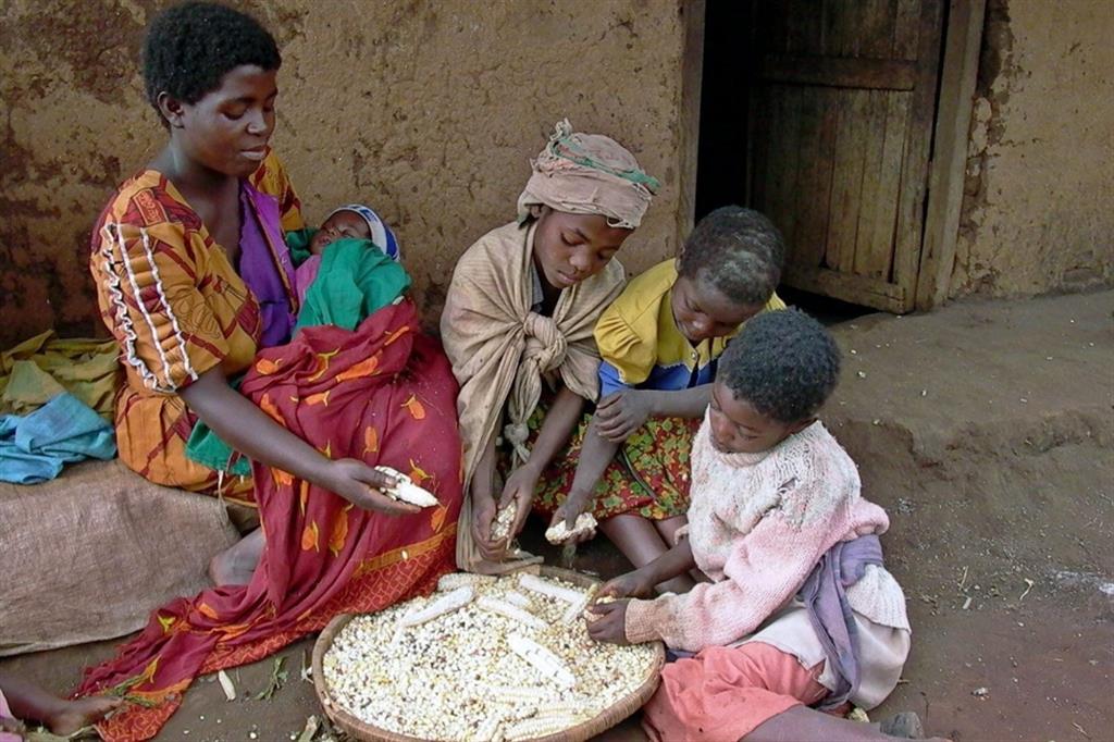 Una famiglia intorno a un piatto di riso in Malawi