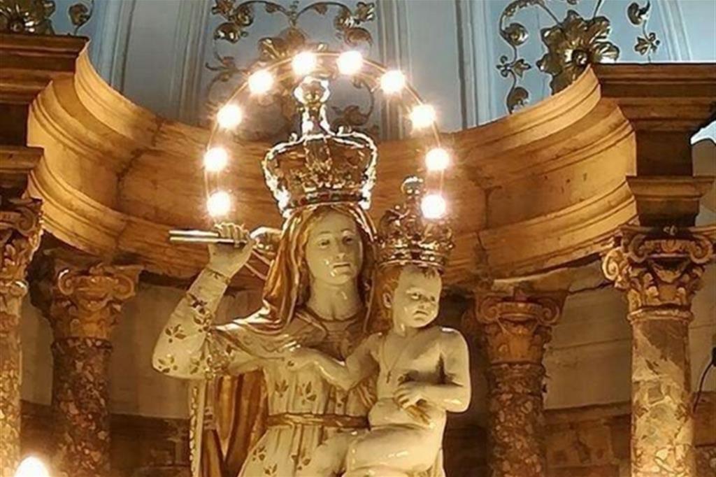 La statua della Madonna del Soccorso a Castellamare del Golfo