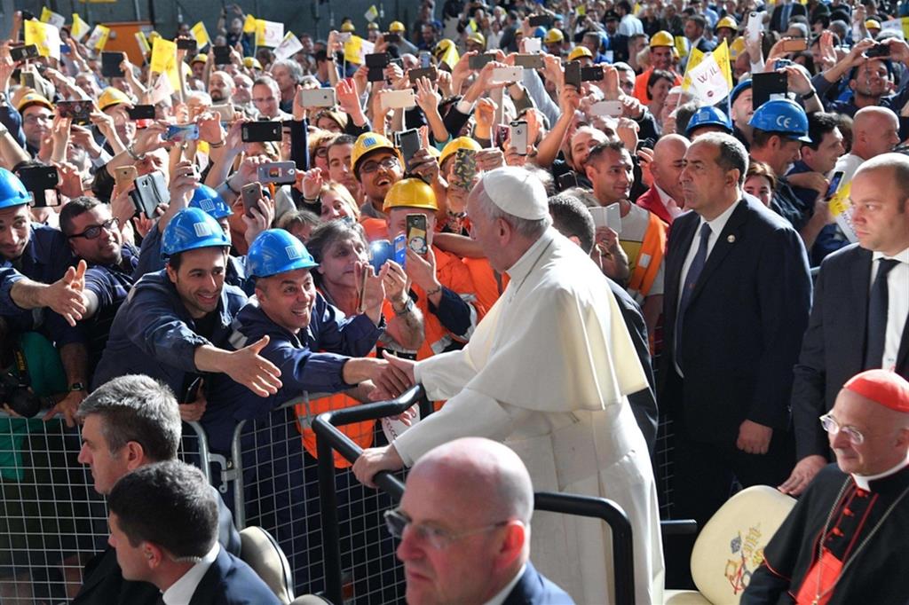 Papa Francesco tra gli operai dello stabilimento di Cornigliano a Genova nella visita compiuta nel maggio 2017