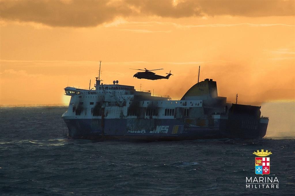 Un elicottero della Marina Militare sorvola la Normal Atlantic