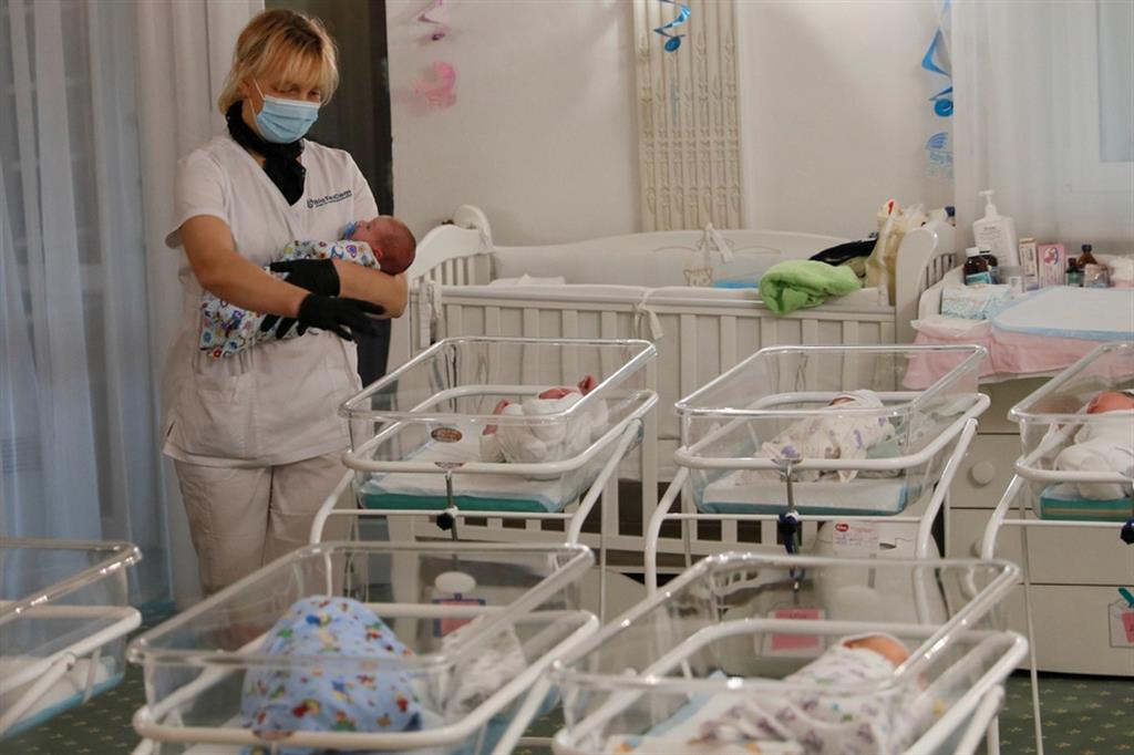Neonati e operatrici nell'hotel Venezia di Kiev