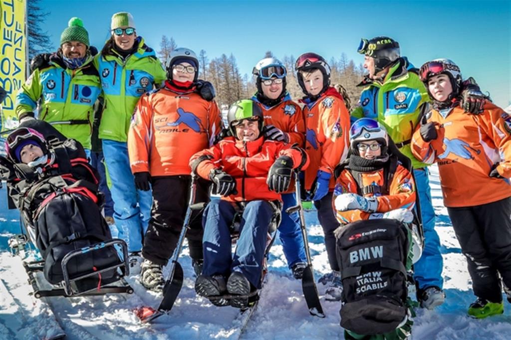 I ragazzi di SciaAbile con i maestri della scuola sci di Sauze d'Oulx