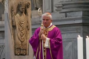 L'Elemosiniere del Papa dona rosari. Uno è per l'assassino