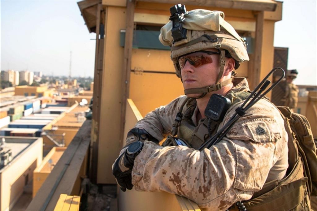 I militari Usa sono  in stato di allerta: marine  di guardia  sulla torretta  dell’amba-sciata nella Zona  verde  a Baghdad