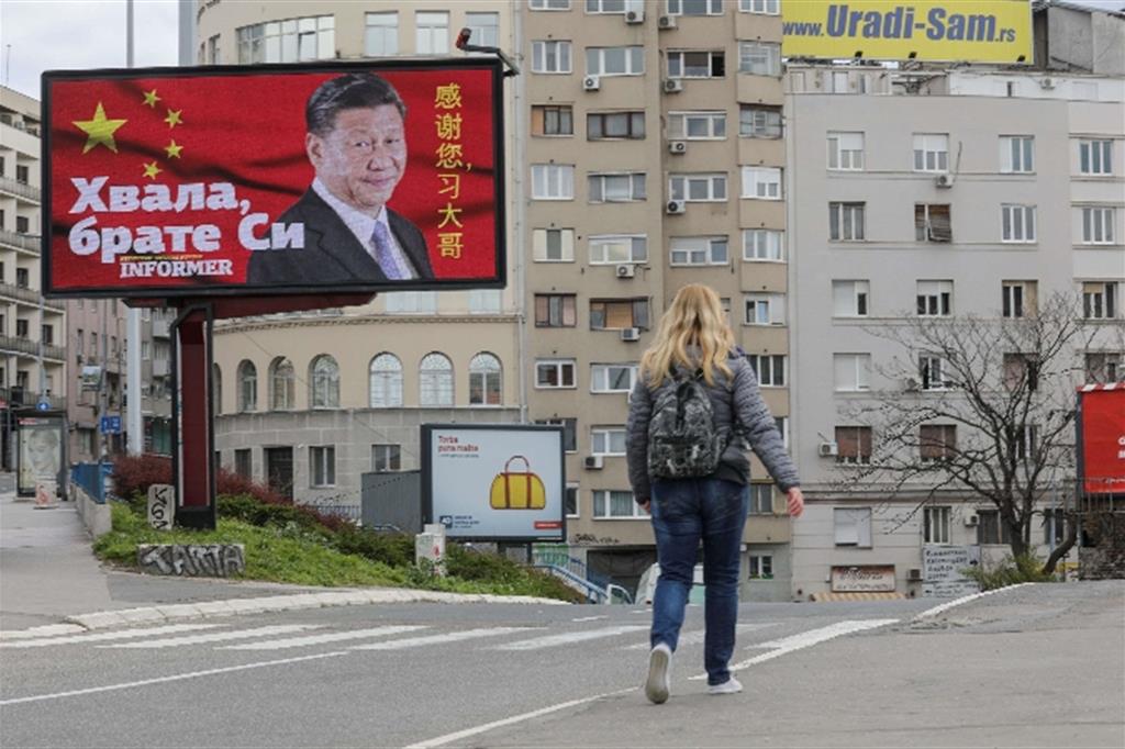 Un manifesto a Belgrado celebra il presidente cinese Xi Jinping come colui che ha vinto la battaglia del virus