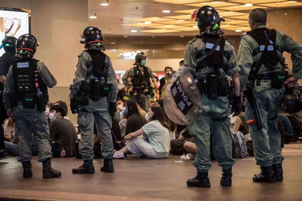 Hong Kong, il pugno di ferro contro le proteste