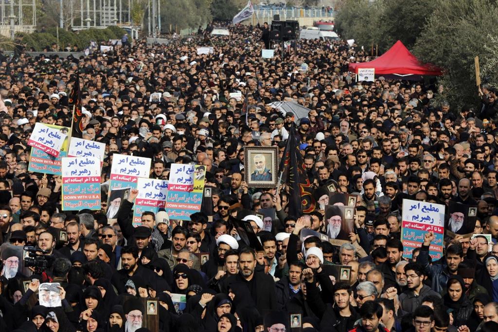 Migliaia di manifestanti in piazza a Teheran per protestare contro l'uccisione da parte degli Usa di un generale iraniano a Baghdad