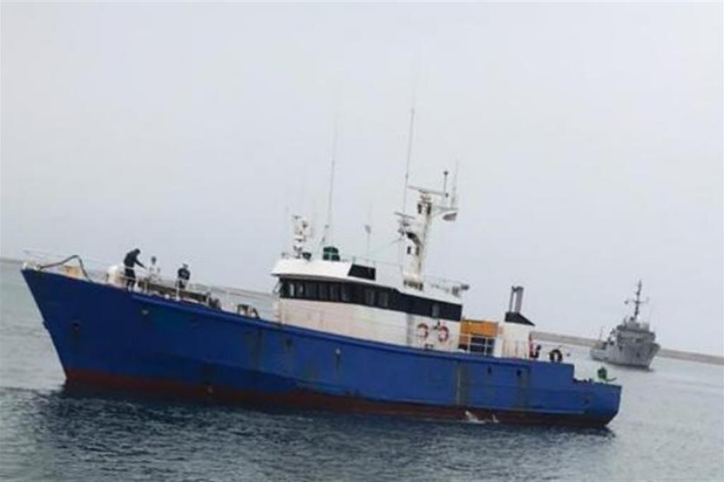 Il "motopesca fantasma", senza bandiera, né nome, né "targa" interazionale IMO che ha riportato i migranti a Tripoli dalle acque maltesi con 5 cadaveri. Altri 7 sono dispersi