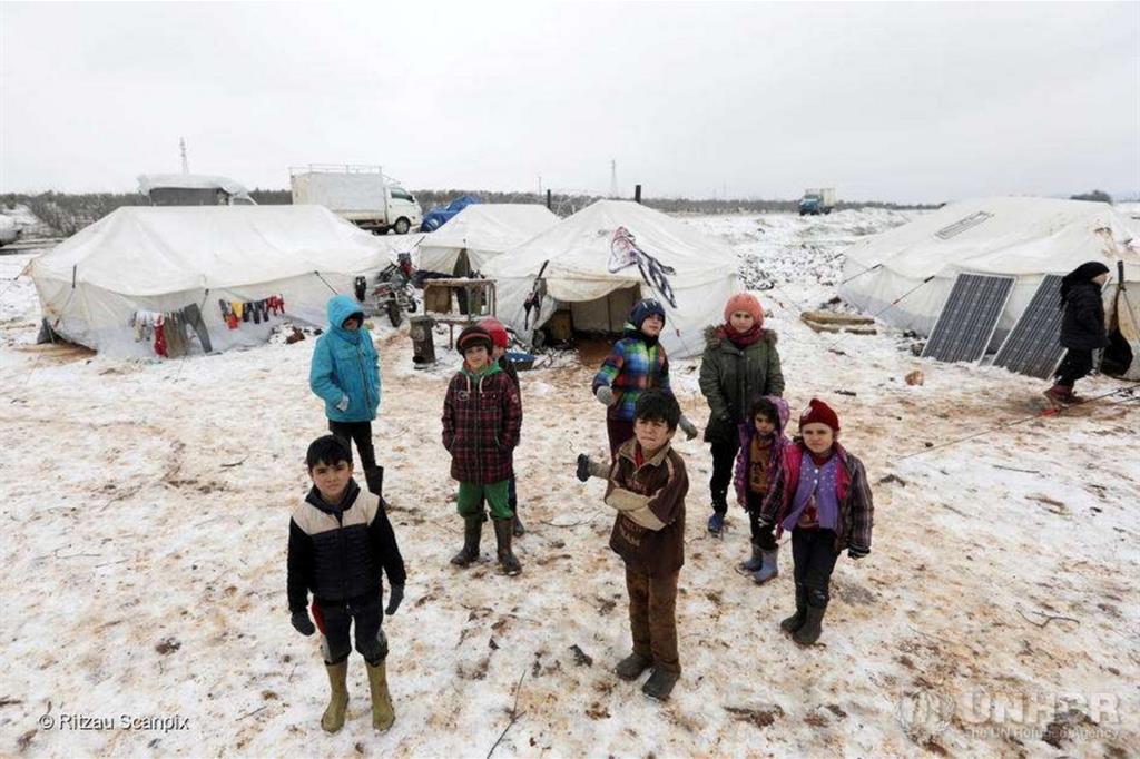 Bambini siriani sfollati da Idlib in un campo ad Azaz