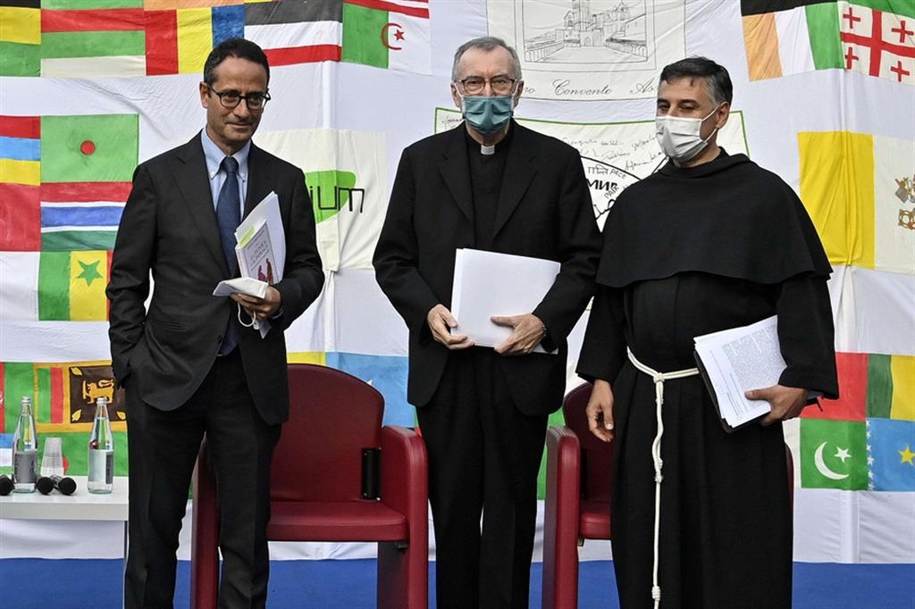 Il cardinale Parolin, con il direttore dell'Ansa, Luigi Contu, durante la presentazione del libro "La Tunica e la Tonaca" di padre Enzo Fortunato (a destra)