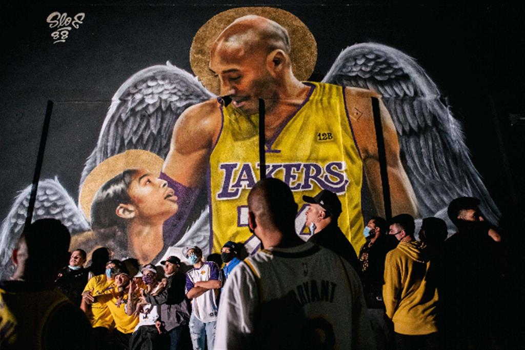 Los Angeles, i tifosi festeggiano davanti a un murales di Kobe Bryant