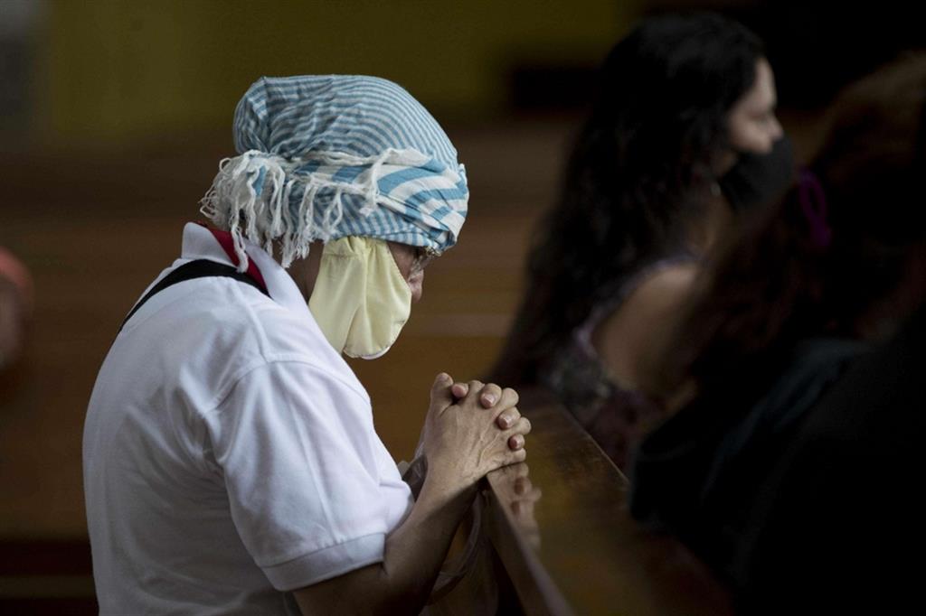 Un nicaraguense in chiesa durante la domenica di preghiera chiesta dai vescovi latinoamericani