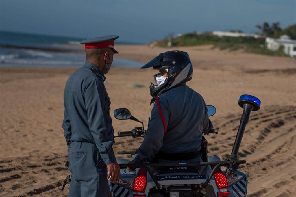 Poliziotti durante un controllo sulla spiaggia di Harhoura vicino a Rabat in Marocco