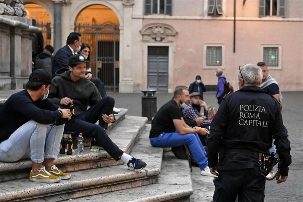 Polizia municipale impegnati nel controlli anti Covid a Roma