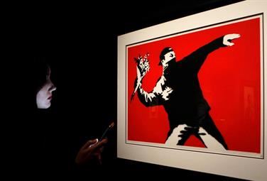 Banksy perde il copyright sul celebre "Flower Thrower"