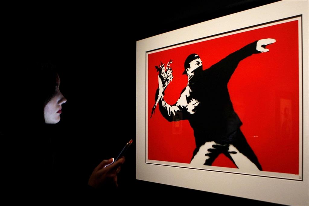 L'opera "The Flower Thrower" esibita alla mostra "Banksy, genio o vandalo?" a Madrid