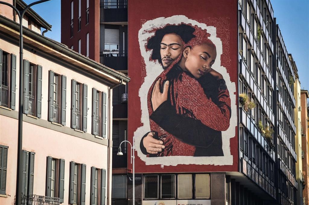 Il murale "Torneremo ad abbracciarci" di Zalando a Milano