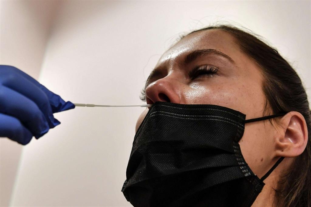 Una donna si sottopone al test per il Coronavirus