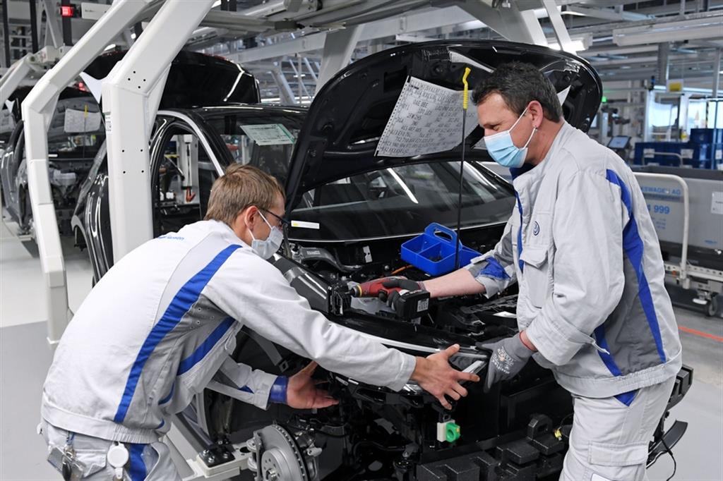 Operai tedeschi al lavoro in un impianto della Volkswagen