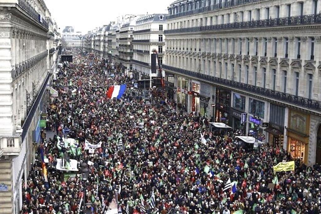 «Fermate la provetta per tutte»: la piazza di Parigi dà un segnale a Macron