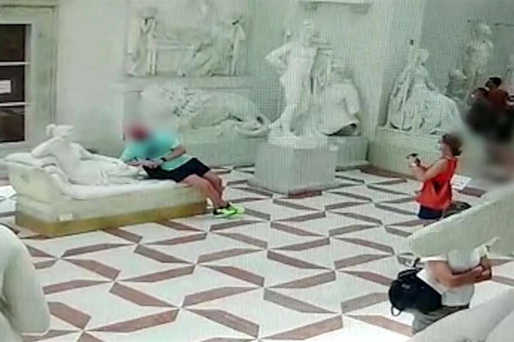 L'immagine raccolta dalla telecamera di sorveglianza che ha consentito di individuare il responsabile dell'atto vandalico sulla Paolina Borghese di Canova, a Possagno