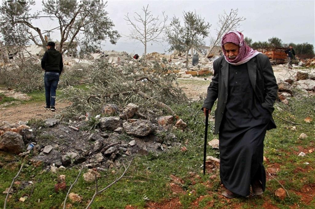 Una anziana siriana osserva le rovine della sua abitazione distrutta dai bombardamenti nella provincia di Idlib