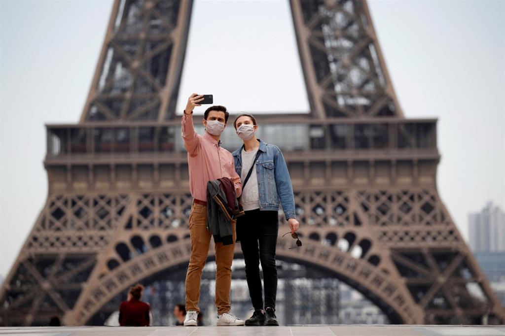 Innamorati in mascherina a Parigi